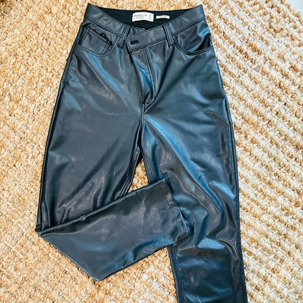 abercrombie the 90s straight ultra high rise vegan leather curve love